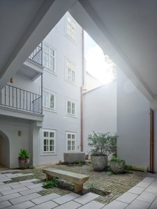 Pavlačový trakt je obrácený do klidného vnitřního dvora. (Rekonstrukce měšťanský dům na Valdštejnském náměstí, Formafatal)