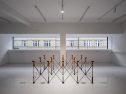 Uvnitř nových ateliérů (Přístavba Pedagogické fakulty Masarykovy univerzity v Brně, studio dílna)