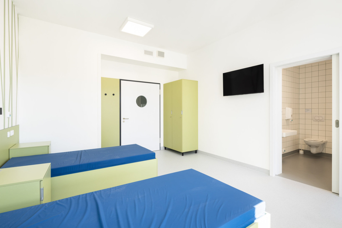 Pavilon obsahuje dvoulůžkové pokoje s vlastním sociálním zařízením. (Pavilon psychiatrie v Ostrově od KOMA MODULAR; interiéry petit atelier)