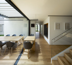 Uvnitř domu - schody vedou k východu v horní části pozemu. (A69 architekti, rodinný dům ve Slivenci)