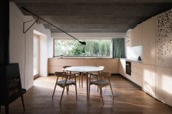 Ateliér Martin Neruda Architektura zrekonstruoval vyhořelý rodinný dům na pražské Zbraslavi