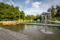 Ani tobogán, skluzavky a další prvky na sebe neupozorňují