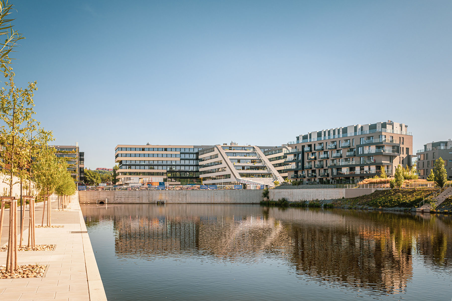 Studio SCHINDLER SEKO ARCHITEKTI navrhlo novou administrativní budovu DOCK IN FOUR na rozhraní Karlína a Libně