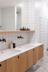 Koupelna - do skříněk dosáhnou i děti. (Interiér domu v Lysolajích, Amulet architekti)