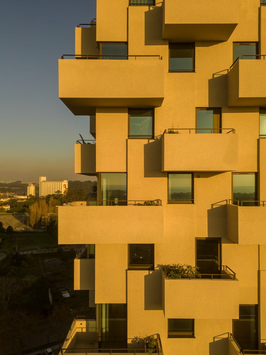Balkony lámou světlo a tím posilují už tak vysokou plastičnost budovy. (Tower 15 v Leça da Palmeira v Portugalsku, OODA)