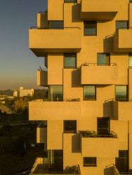 Balkony lámou světlo a tím posilují už tak vysokou plastičnost budovy. (Tower 15 v Leça da Palmeira v Portugalsku, OODA)