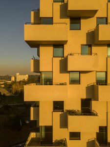 Balkony lámou světlo a tím posilují už tak vysokou plastičnost budovy. (Tower 15 v Leça da Palmeira v Portugalsku, OODA)