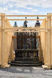 V Hradci Králové si připomínají 800 let od první zmínky o městě. Při té příležitosti vznikla kolem studny na náměstí dřevěná umělecká instalace.