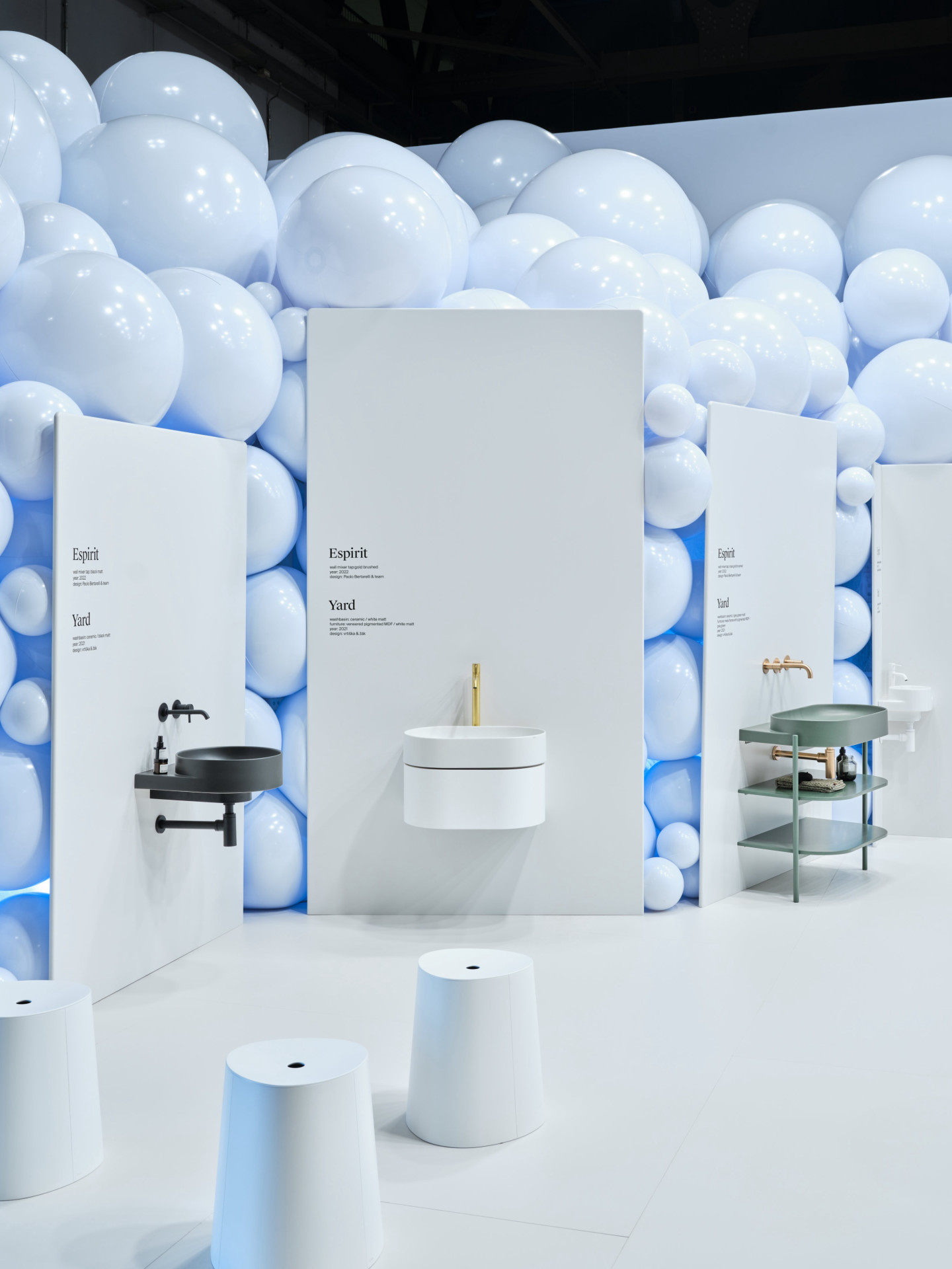 Česká společnost Ravak se prezentuje na milánském Salone del Mobile. Jejich ambientní, vizuálně atraktivní expozici navrhlo renomované autorské duo Vrtiška & Žák.