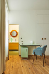 Barvu do ložnice vnášejí solitérní kusy nábytku. (Byt na Novém Městě, Helena Ballošová)