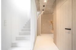 Pohled do chodby se schodištěm (Interiér rodinného domu v Popůvkách, Atel!er)