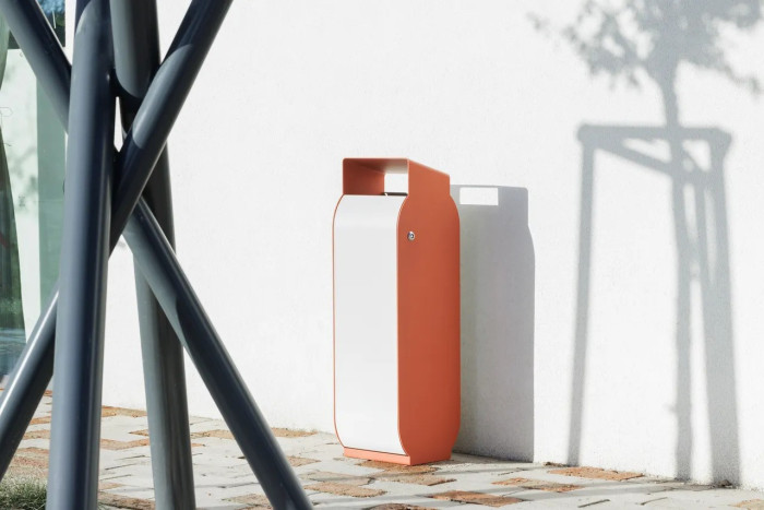 Kolekci doplňují také odpadkové koše se specifickým designovým rukopisem. (Kolekce O od Egoé)