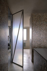 Papundekl architekti - Tři boxy z Packwallu v otevřeném prostoru: Dveře nechali architekti zhotovit z laminátu