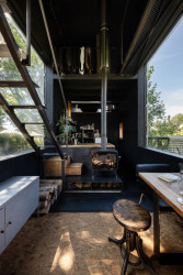 Člověk si snadno dokáže představit náladu zimních večerů za zvuku praskajícího dřeva z kamen, kdy dokonalá temnota rámuje okolní přírodní scenérii.