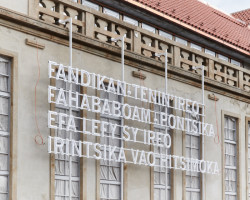 Světelný nápis na fasádě Kunsthalle Praha, Joël Andrianomearisoa