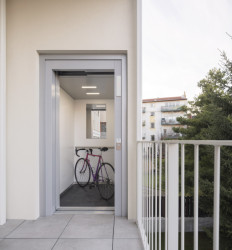 Do výtahu se nastupuje z venkovních podest.