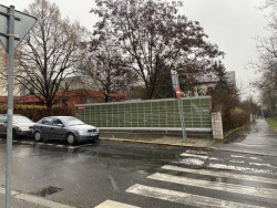 Výdejní box vhodně integrovaný do plotu.