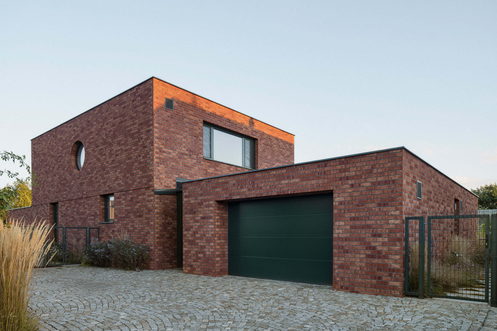 Do ulice je výraz domu spíše rezervovaný. (Cihlový dům v Pardubicích; architekti Jakub Dvořák a Michal Bílek)