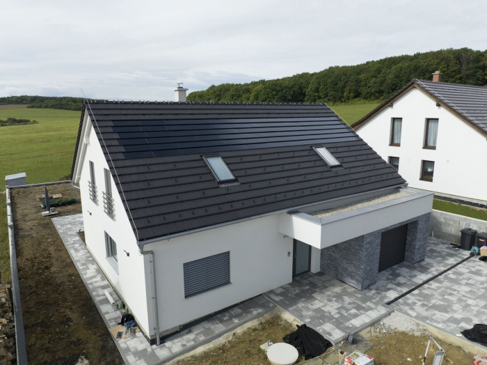 Wienerberger přichází s inovativním řešením – fotovoltaickými moduly Wevolt X-Tile, které se instalují přímo mezi střešní krytinu Tondach.