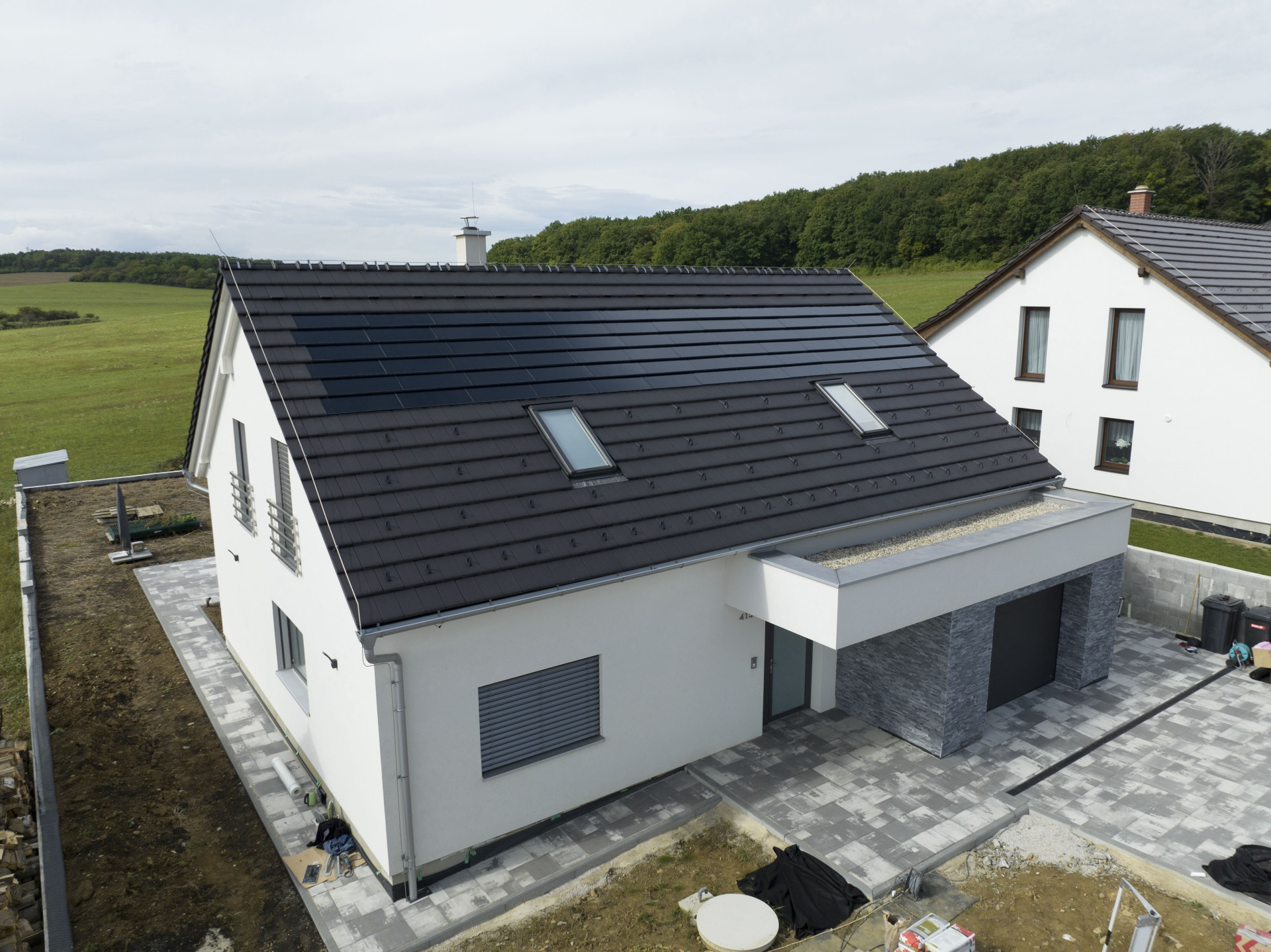 Wienerberger přichází s inovativním řešením – fotovoltaickými moduly Wevolt X-Tile, které se instalují přímo mezi střešní krytinu Tondach.