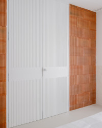 Jaromír Krobot navrhl interiér bytu, ve kterém dominují přiznané pálené cihly, beton a hrubé omítky