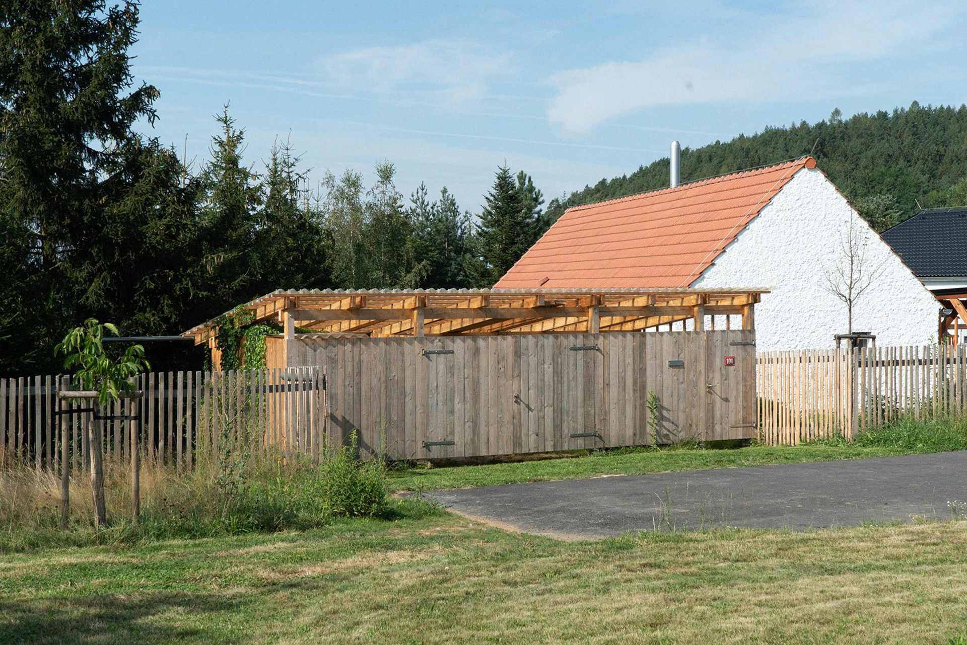 Projekt venkovského domu je určen stavebníkům, kteří chtějí bydlet v domě tradičních forem, materiálů a principů, nevyužijí individuální služby architekta