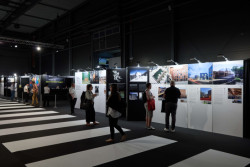 Výstava Project Wall představila výběr čtyřiceti realizací od architektů, interiérových a světelných designérů či krajinářských architektů z celého světa.