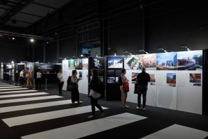 Výstava Project Wall představila výběr čtyřiceti realizací od architektů, interiérových a světelných designérů či krajinářských architektů z celého světa.