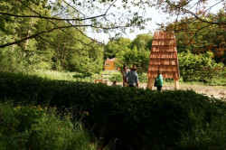 Čtrnáct studentů z Fakulty architektury VUT realizovalo tři experimentální objekty ze dřeva - Žena, Muž a Hnízdo