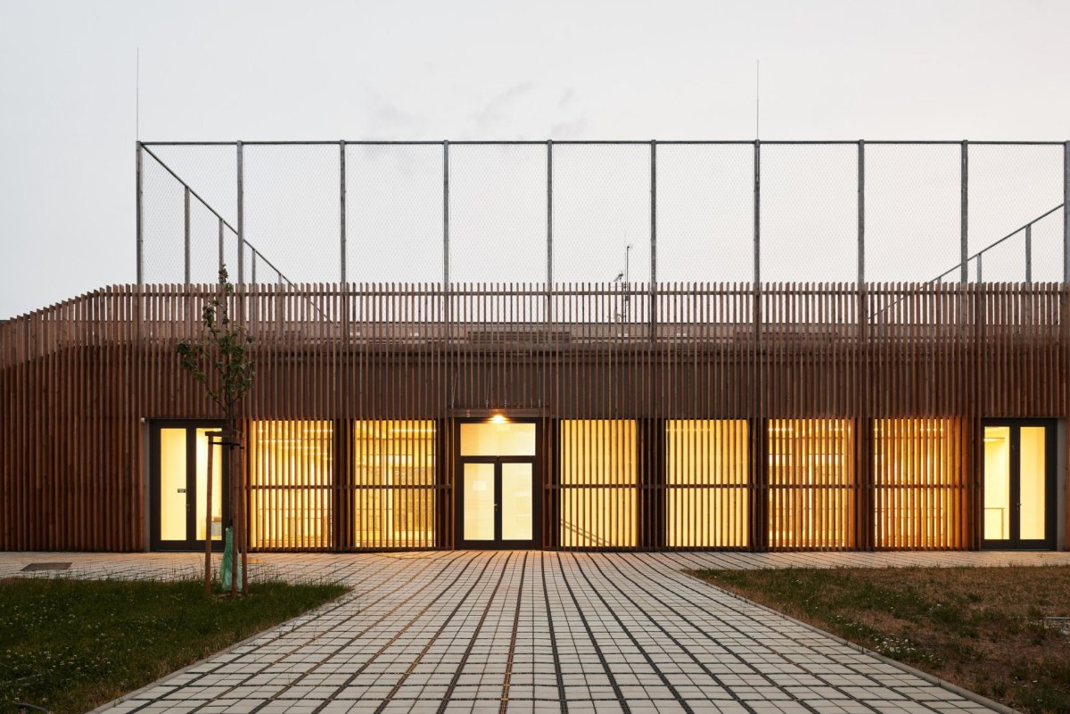 Studio Arch.Design realizovalo novou sportovní halu základní školy v pražských Letňanech