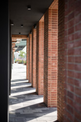 Na fasádách komplexu Lihovar najdeme různé typy cihelných pásků. Přispívají k rozmanitosti.