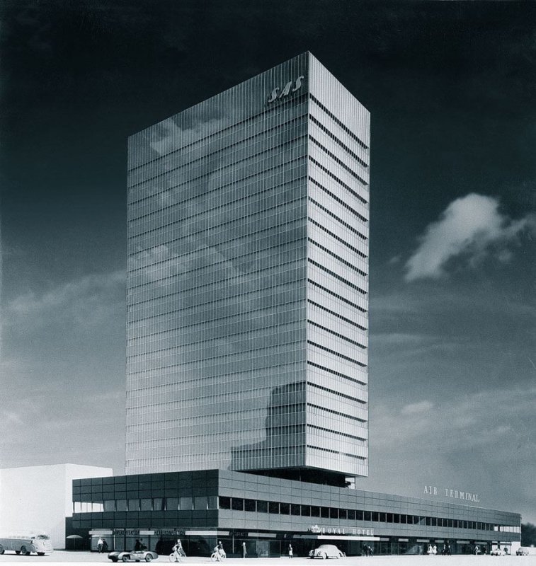 Dánský designér a architekt Arne Jacobsen (1902-1971) navrhl hotel v centru Kodaně jako součást odbavovacího terminálu skandinávských aerolinií