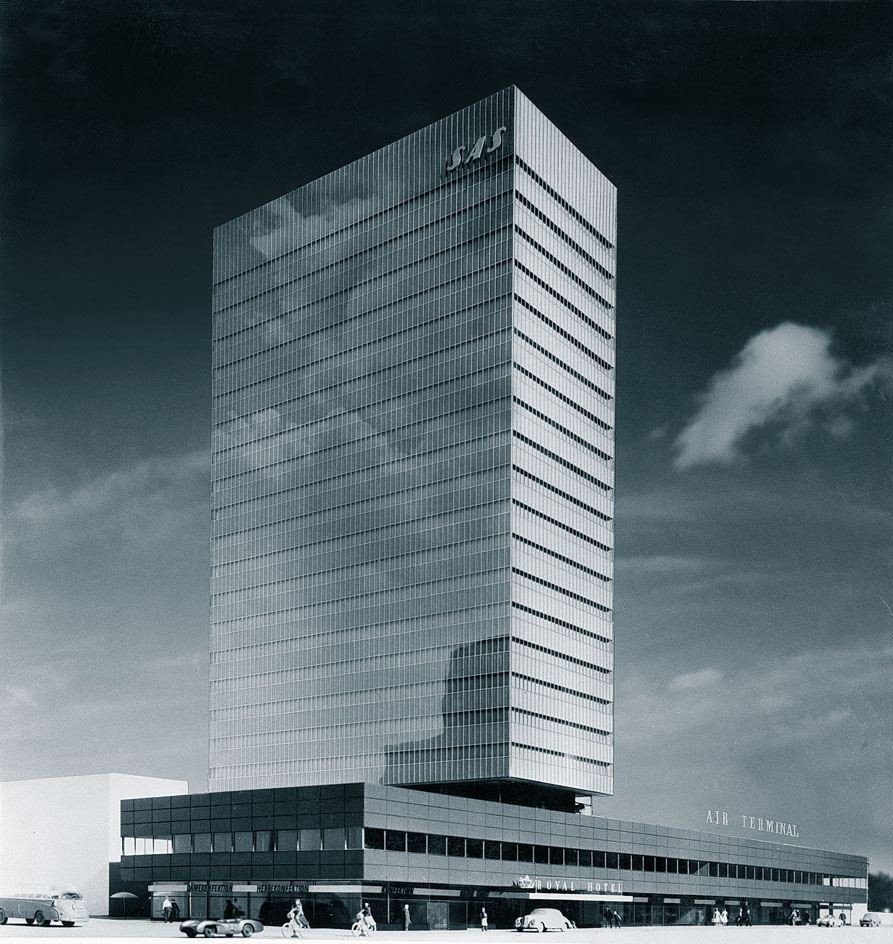 Dánský designér a architekt Arne Jacobsen (1902-1971) navrhl hotel v centru Kodaně jako součást odbavovacího terminálu skandinávských aerolinií
