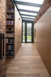 Shora prosvětlená vstupní hala (Cihlový dům v Pardubicích; architekti Jakub Dvořák a Michal Bílek)