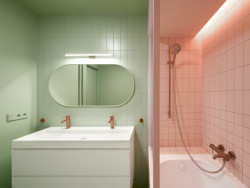 Koupelna s měďenými vodovodními bateriemi (Rekonstrukce bytu v Holešovicích; B² Architecture)