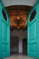 Rekonstrukce hostince Na Lisu v Brzánkách, Jan Veisser: Pro rekonstrukci bylo použito mnoho materiálů "z druhé ruky". Třeba ve vstupní chodbě je ochozená dlažba z antiku