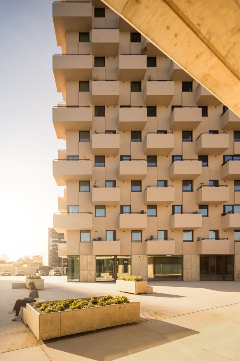 Pohled na piazzettu a parter Tower 15. (Tower 15 v Leça da Palmeira v Portugalsku, OODA)