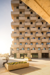 Pohled na piazzettu a parter Tower 15. (Tower 15 v Leça da Palmeira v Portugalsku, OODA)