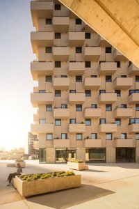 Pohled na piazzettu a parter Tower 15. (Tower 15 v Leça da Palmeira v Portugalsku, OODA)