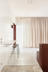 Zadní část bistra je intimní. (Mezi Srnky, Markéta Bromová Architekti)