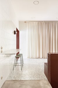 Zadní část bistra je intimní. (Mezi Srnky, Markéta Bromová Architekti)