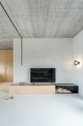 Podlahu sjednocuje napříč celým domem litý polyuretan. (Interiér rodinného domu v Popůvkách, Atel!er)