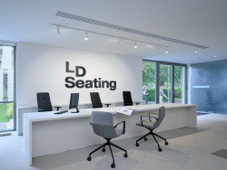 Nově zrekonstruovaný showroom LD Seating v pražském Karlíně od studia archicraft