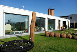 Modulární  Anglicko - česká mateřská školka Teddy Bear ve Vsetíně se otevírá skrze velká okna, která vizuálně propojují interiér a exteriér a vnitřní prostory prosvětlují přirozeným světlem