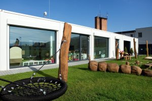 Modulární  Anglicko - česká mateřská školka Teddy Bear ve Vsetíně se otevírá skrze velká okna, která vizuálně propojují interiér a exteriér a vnitřní prostory prosvětlují přirozeným světlem