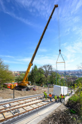 Z osazování nových vozů lanové dráhy na Petřín