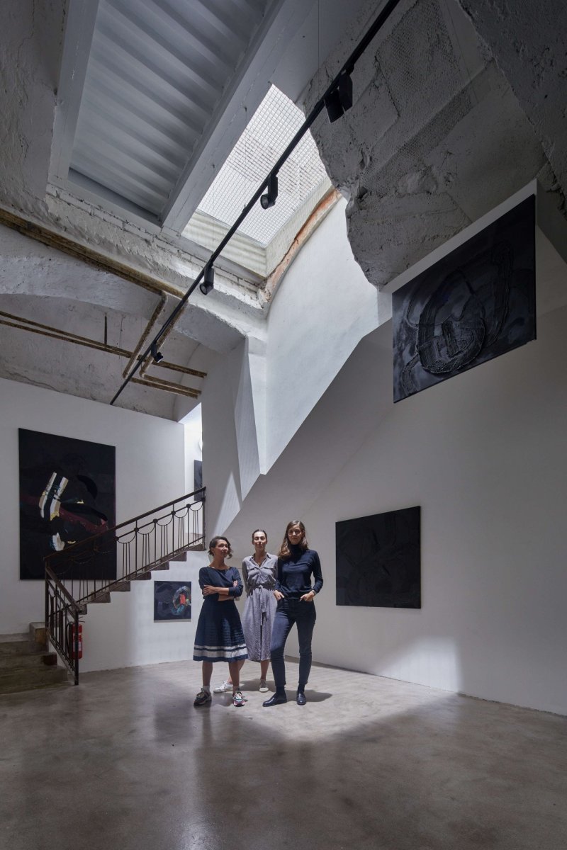 Interiér Galerie Karpuchina v Praze od studia Plus One Architects