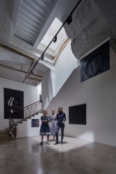 Interiér Galerie Karpuchina v Praze od studia Plus One Architects