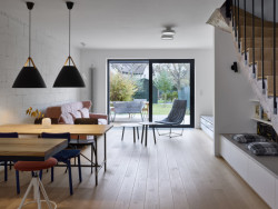 Rekonstrukce řadového domu v Újezdu nad Lesy od architektky Terezy Čudové Ajmové