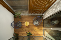 Dostatečný přísun denního světla zajišťuje prosklené atrium, které sahá až ke střeše. (Úzký patrový dům v Žilině, architektonické studio treea - architekt Peter Kasman.)